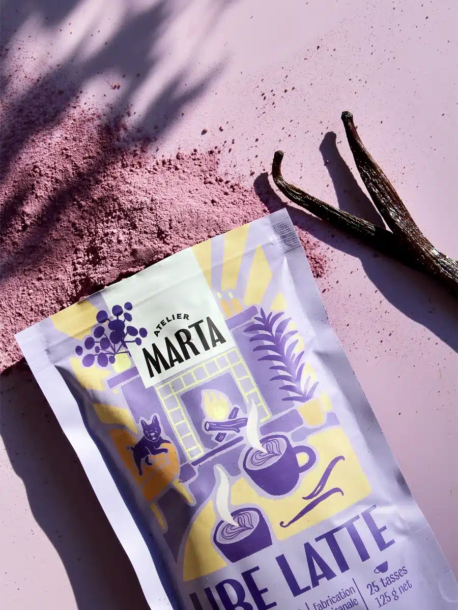 Packaging Atelier Marta Ube Latte sur fond violet.