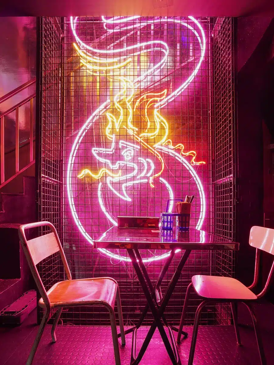 Néon rose du restaurant Street Bangkok.